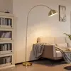Lindby Bogenlampe Lennart, messing, höhenverstellbar, E27