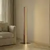Lucande LED-Stehleuchte Lieske, schwarz, Eiche, dimmbar