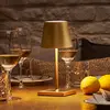 LED-Akkutischlampe Nuindie mini, USB-C, gold, IP54, dimmbar