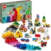 LEGO 11021 Classic 90 Jahre Spielspaß Set, Bausteine-Box mit 15 Mini-M...