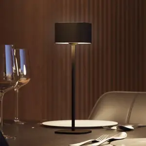 Calex LED-Akku-Tischleuchte Serino, schwarz, Alum, 2.700 K