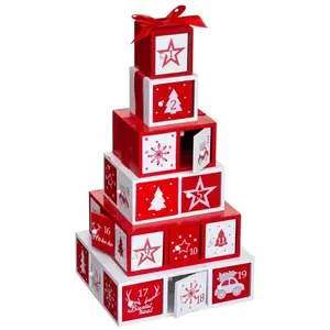 Wiederverwendbarer Adventskalender aus Holz in Form von einer Geschenk...
