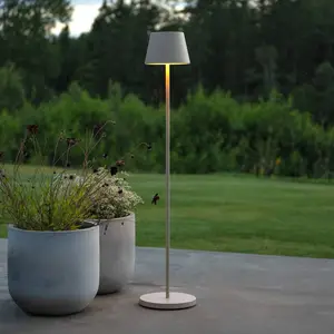 LED-Akku-Stehlampe Pomezia, sandfarben, 124 cm, IP54, USB