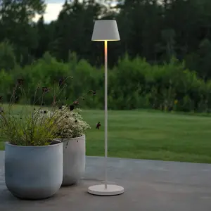 LED-Akku-Stehlampe Pomezia, weiß, 124 cm, IP54, USB