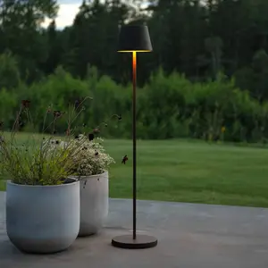 LED-Akku-Stehlampe Pomezia, schwarz, 124 cm, IP54, USB