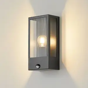 Lindby Außenwandleuchte Ilana, schwarz, Sensor, IP44, E27