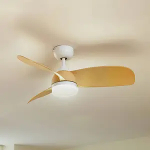 Lindby LED-Deckenventilator Enon, weiß/holzfarben, DC, leise günstig