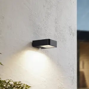 Lucande LED-Solarwandlampe Dava, 5 cm hoch, Alu, Sensor