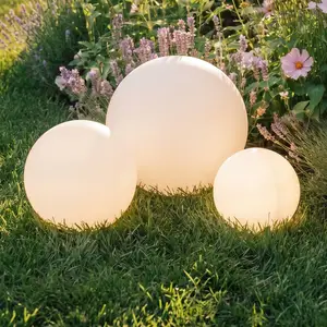 Lindby LED-Solarlampen Lago, 3er-Set, Kugeln, Erdspieß, weiß