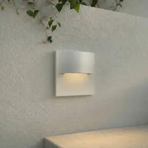 Lindby LED-Wandeinbaulampe Alune, weiß, gebogen, 8x8cm, IP65