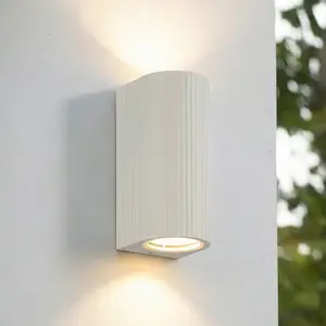 Lindby Außenwandleuchte Aluvo, weiß, 16 cm, IP65, Riffel