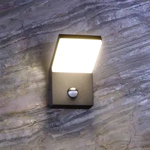 LED-Sensor-Außenwandleuchte Tucanae, grau, Höhe 22 cm, IP54