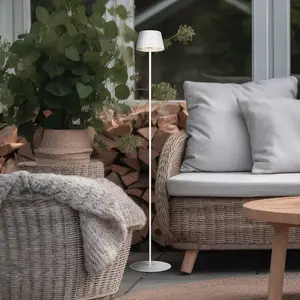 LED-Akku-Stehlampe Suarez, weiß, Höhe 123 cm, Metall