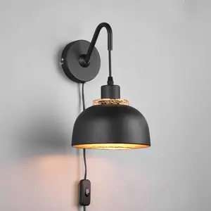 Reality Wandlampe Punch Schalter und Stecker, schwarz/gold günstig