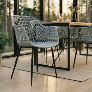 Idimex Gartenstühle LUCIA im 4er Set, Hellgrau - Schalenstuhl mit Armlehne aus Kunststoff, Retro Design für Indoor & Outdoor geeignet, pflegeleicht und UV-beständig, Esszimmerstühle für 4 Personen günstig