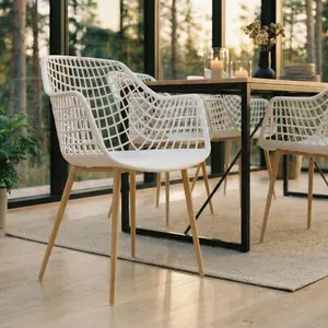 Idimex Gartenstühle LUCIA im 4er Set, Weiß/Eiche - Schalenstuhl mit Armlehne aus Kunststoff, Retro Design für Indoor & Outdoor geeignet, pflegeleicht und UV-beständig, Esszimmerstühle für 4 Personen günstig