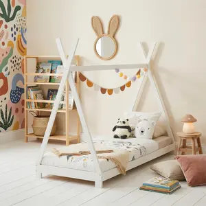 Idimex Tipi Bett ELIN aus massiver Kiefer in 90 x 190, Kinder Hausbett mit Dach, modernes Indianer Spielbett für Kinder, weiß lackiert günstig