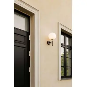 Nuura Außen-Wandlampe Miira, Ø 20 cm, bronze dunkel/opal