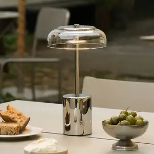 Nuura LED-Akku-Tischlampe Blossi, Höhe 26 cm, chrom/klar