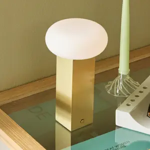 LED-Akku-Tischlampe LOW, messingfarben, Höhe 20 cm, Metall