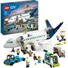 Bild von LEGO 60367 City Passagierflugzeug Spielzeug-Set, großes Flugzeug-Modell mit Fahrzeugen des Flughafen-Bodenpersonals: Vorfeldbus, Pushback-Schlepper, Catering-Lader, Gepäckwagen und 9 Minifiguren