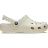 Bild von Crocs Classic Clogs Bone, die bequemen Badelatschen für Männer in Trendfarbe - Ergonomisches Design für optimalen Tragekomfort, Größe 39-40.