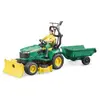 Bild von Bruder John Deere Mit Anhänger Und Gärtner